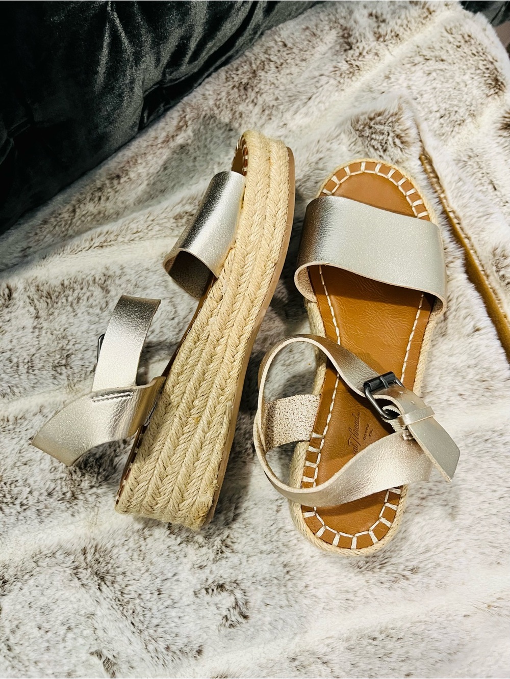 Size 6 Universal Thread Rae Sandals - Gold - Picture 4 of 4
